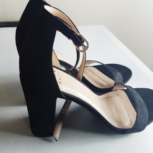 NWT Black heeled sandals-size 8 and 9 - Picture 3 of 3